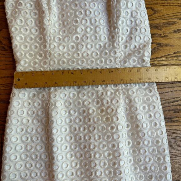 Lilly Pulitzer Meredith Eyelet Shift Dress in Resort White, Size 6 - Picture 5 of 10